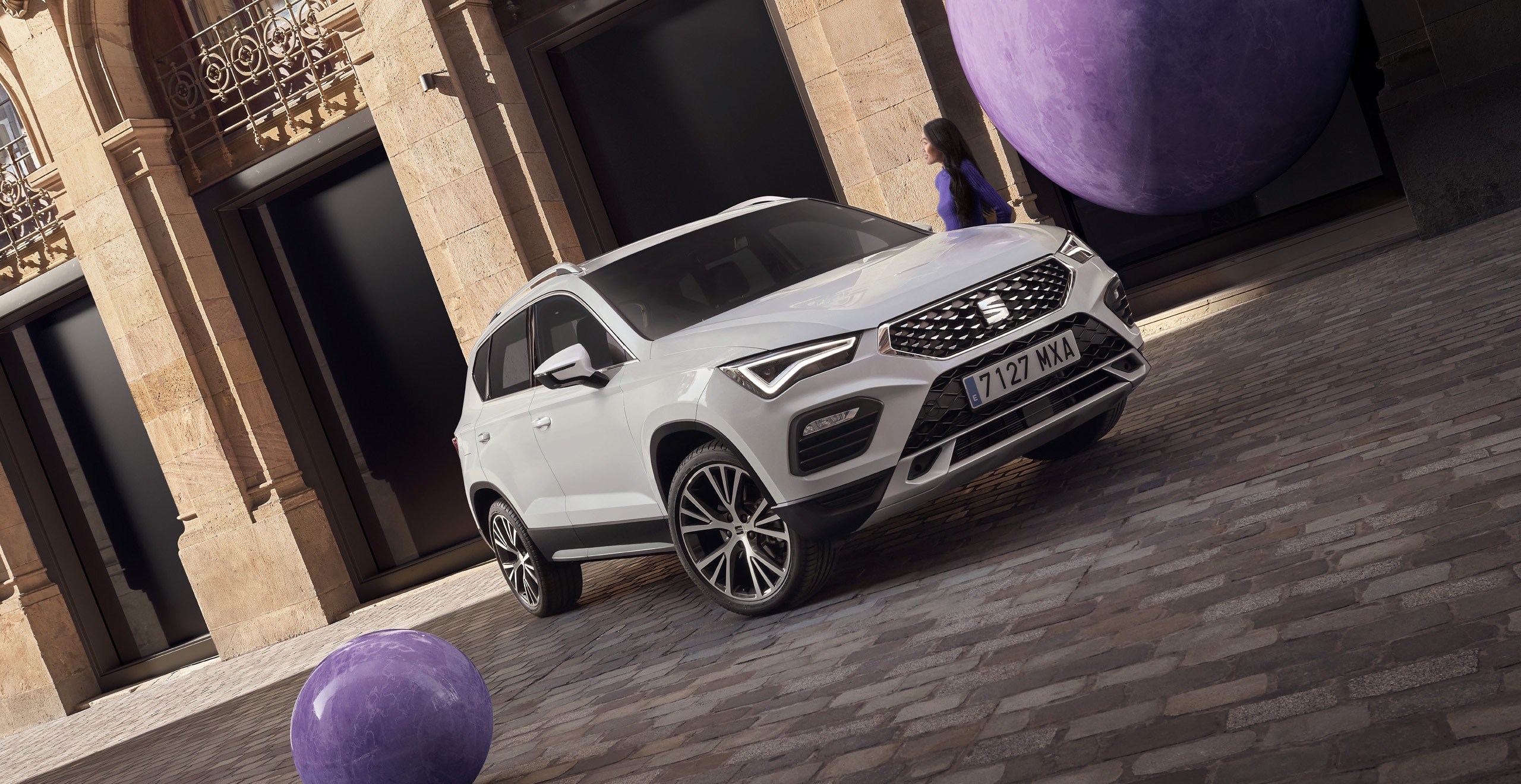 Low front side view of a SEAT Ateca.