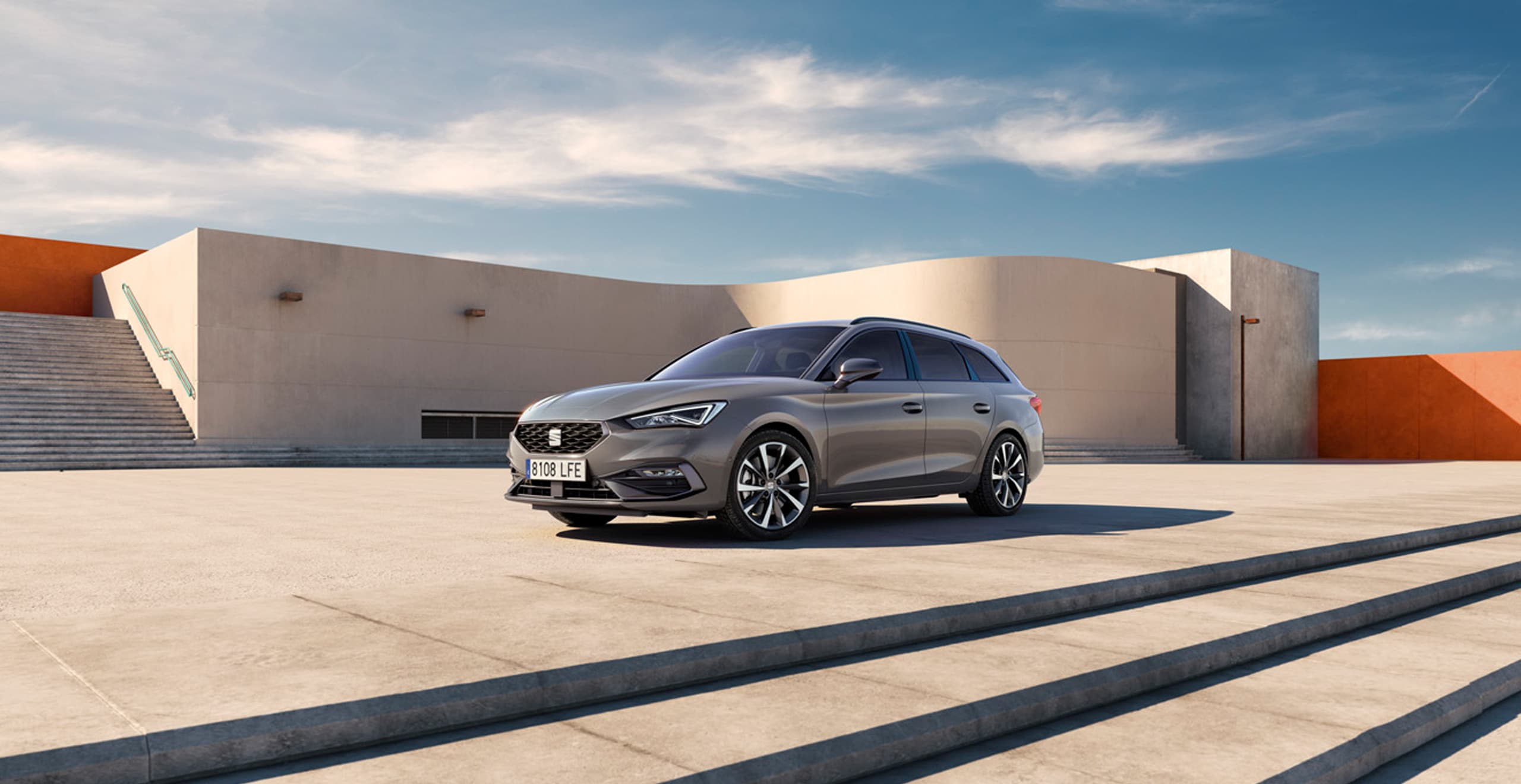 Front side view of a SEAT Leon Sportstourer in magnetic tech.
