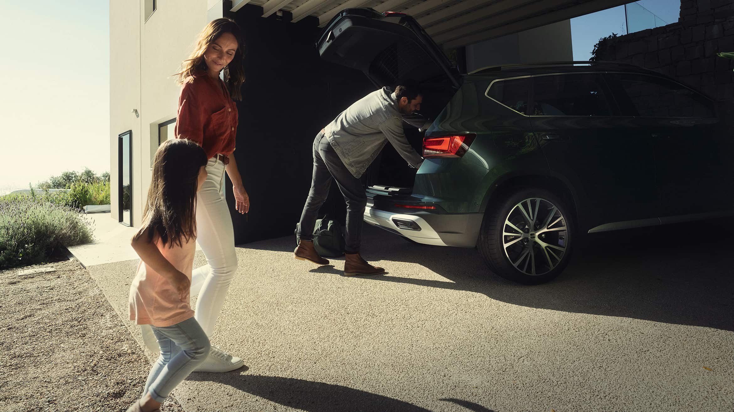 family-enjoying-the-new-seat-ateca-dark-camouflage-colour-boot