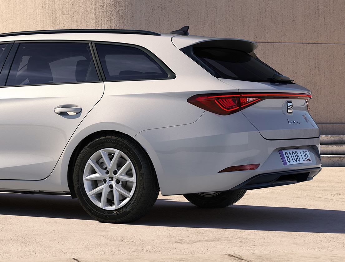 seat leon se plus nevada white colour rear view with coast-to-coast led light