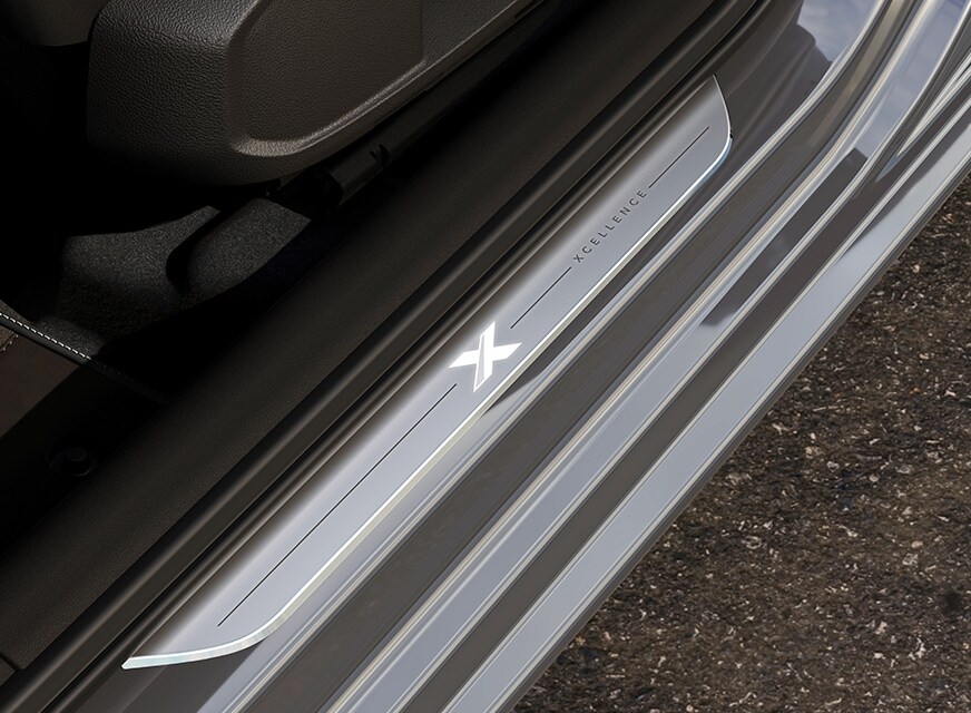 seat leon xc urban silver colour with illuminated doorstep