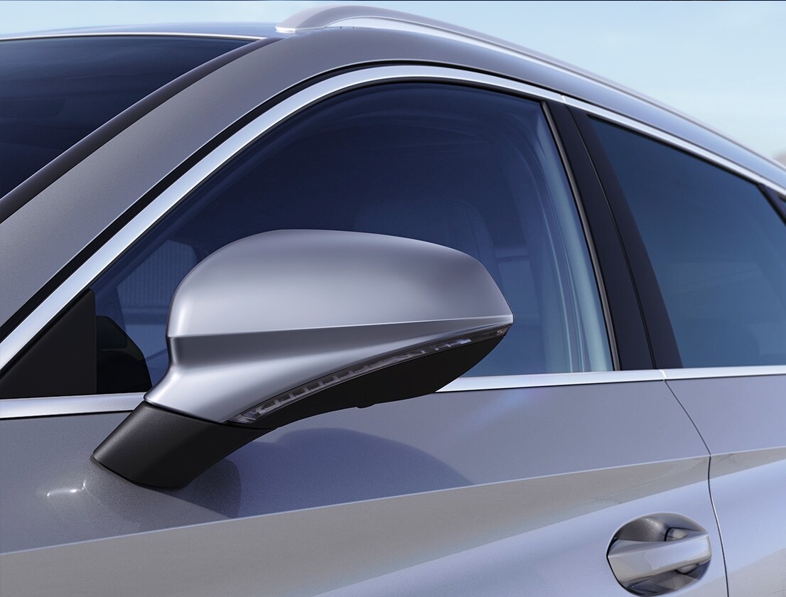 seat leon xc urban silver colour with chrome roof rails