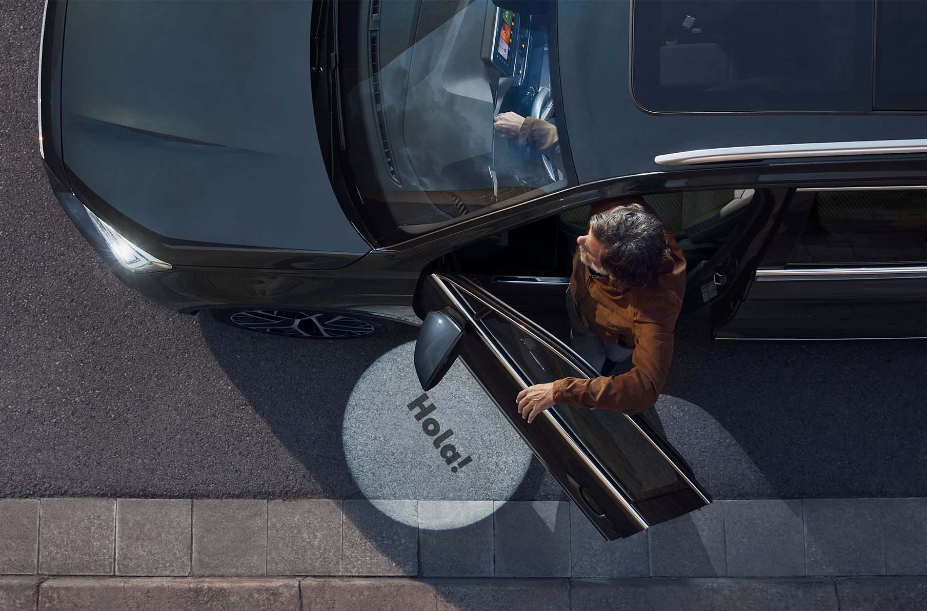 Drone view of a man entering the new SEAT Tarraco XPERIENCE