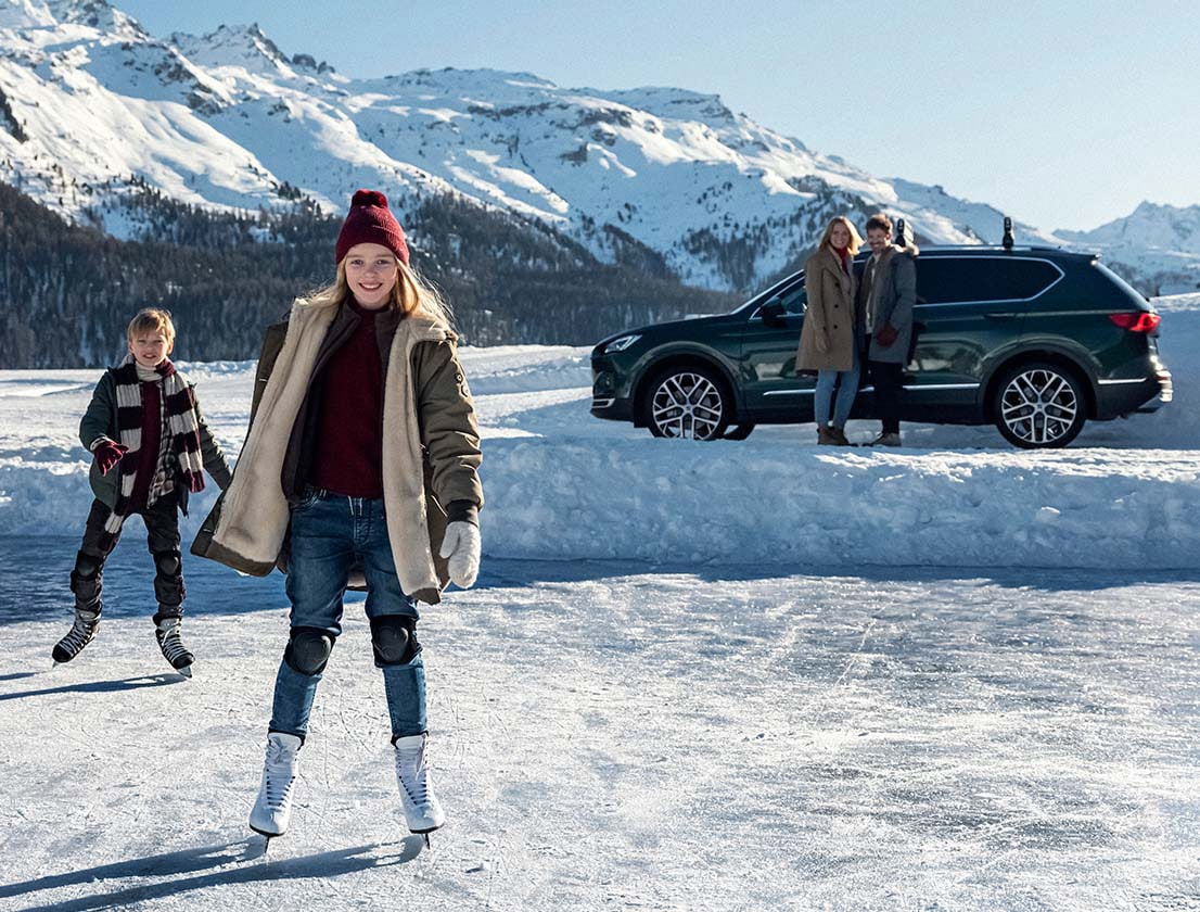 Rear view of the new SEAT Tarraco XPERIENCE in the snow  