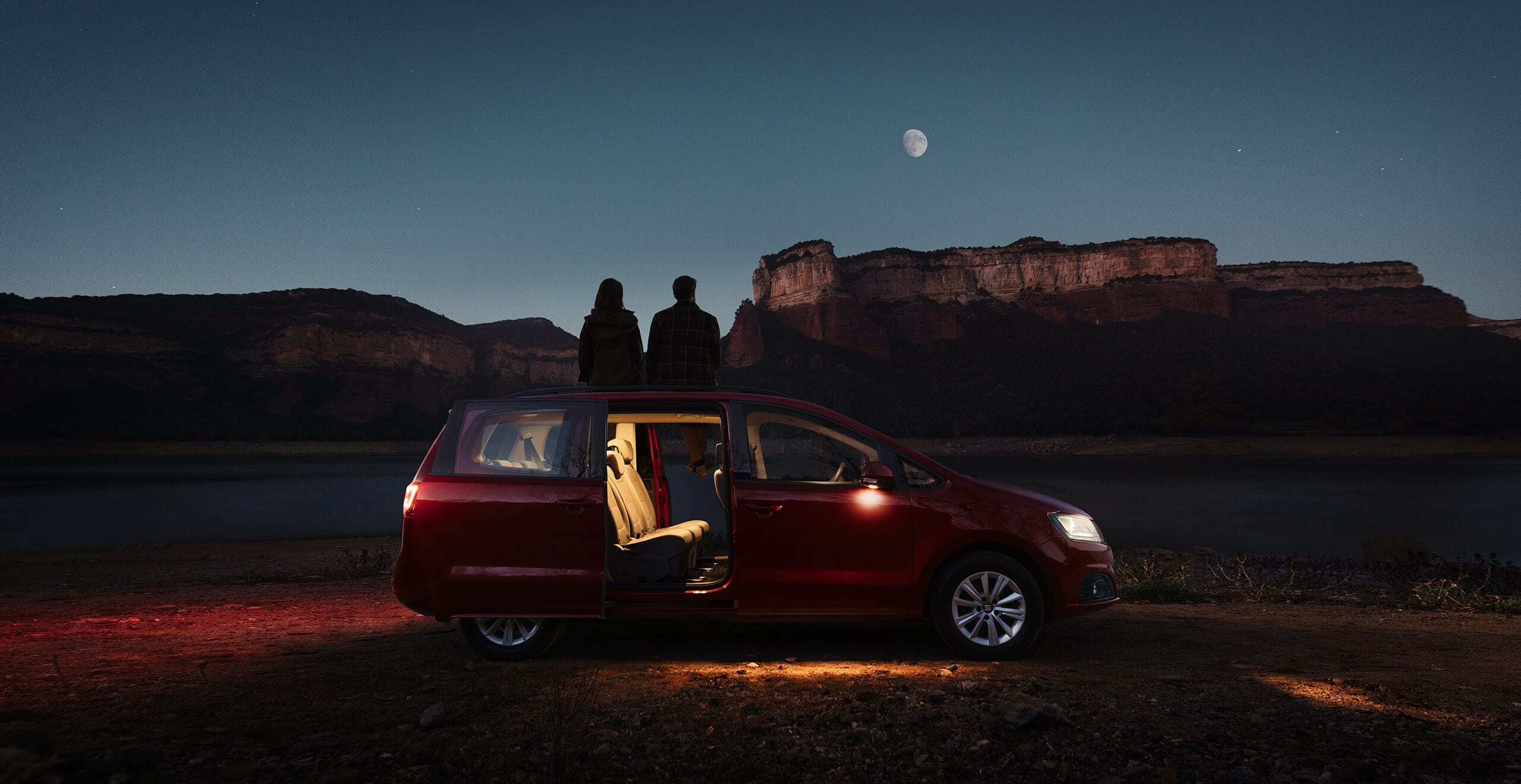 Iluminación del SEAT Alhambra en la noche