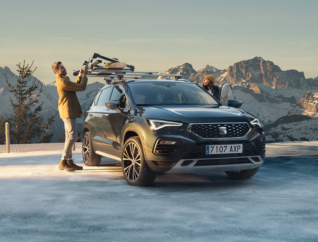 man-standing-next-to-the-seat-ateca-with-a-snow-rack-accessory