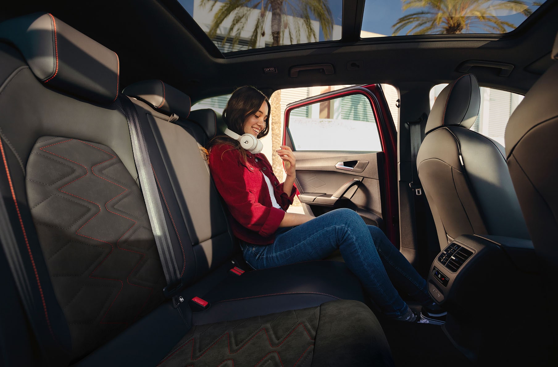 woman sitting in the seat leon Cloth seats..